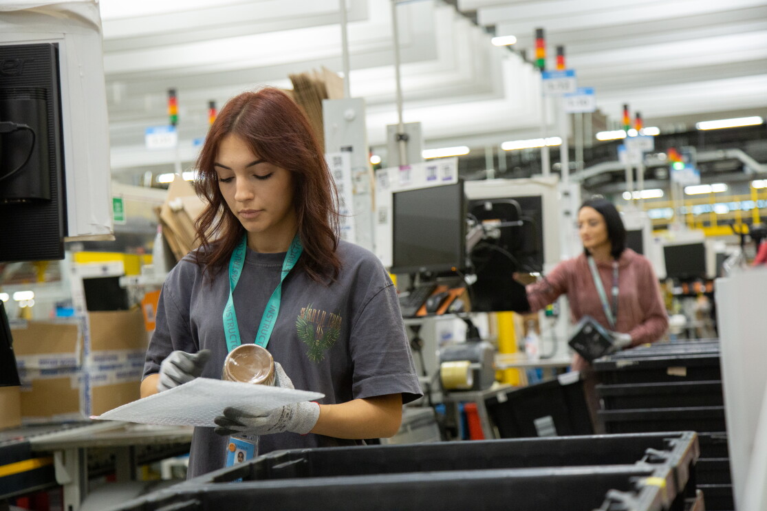Lavoratori del centro logistico di Amazon