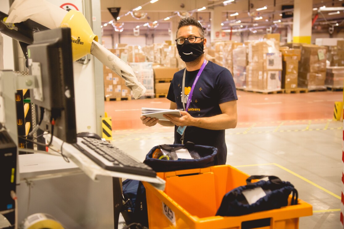 Mitarbeiter beim Packen eines Schulrucksacks