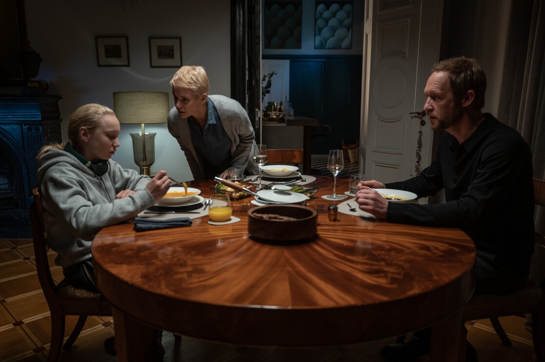 Szenenfoto aus Episode 4 der Prime Video Serie Die Therapie.