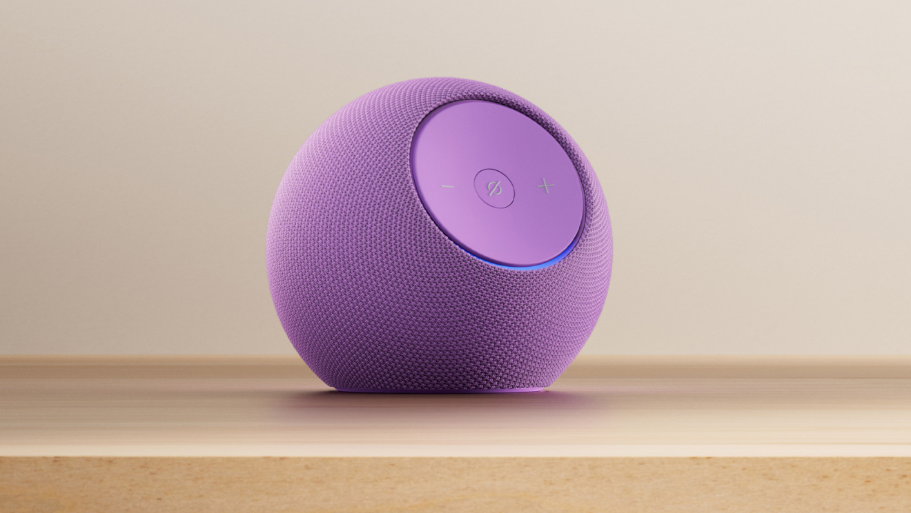 Amazon Echo Dot violet avec anneau lumineux bleu sur une table de couleur claire