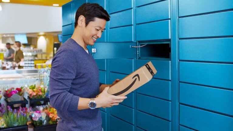 Ein Mann, der sein Paket aus einem Amazon Hub Locker abholt.