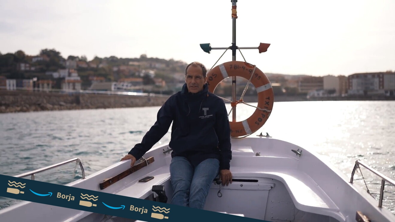 Subido en un barco navegando aparece Borja de Crusoe-Treasure.