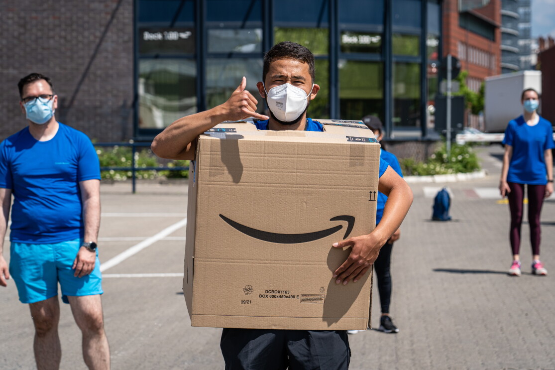 Amazon Mitarbeiter:innen aus den Verteilzentren in Tegel, Tempelhof, Hoppegarten und Potsdam in Corona-konformen Laufgruppen.
