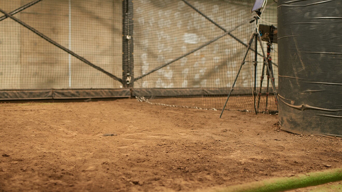 室内練習場の中に柔らかそうな土が盛られたエリア
