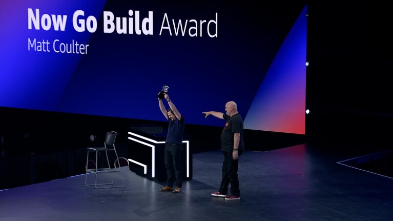 Werner Vogels博士在AWS re:Invent 2021闭幕式主题演讲和Now Go Build奖的舞台上