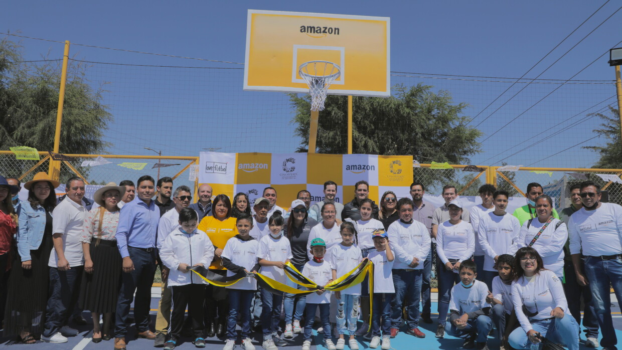 Inauguración de una cancha de fútbol. 