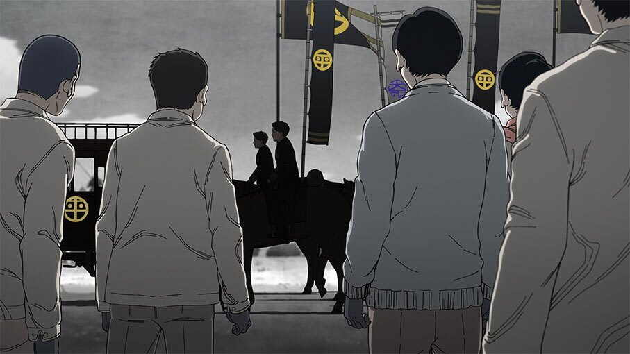 家紋のついた馬車と、同じ家紋の旗を掲げて馬に乗った兵士が行進している。手前に、その行進を見つめる人々の背中が並んでいる。