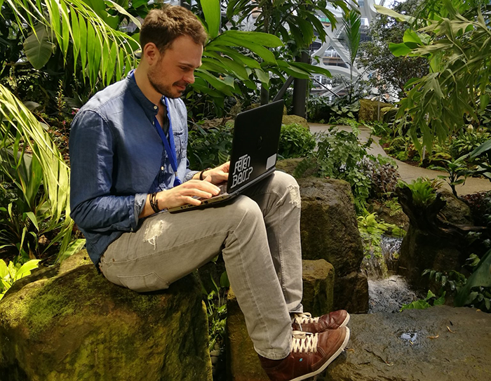 Axel Bopp sitzt in The Spheres und hat sein Laptop auf dem Schoß