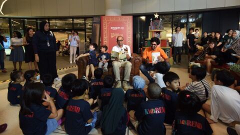 Dr Janil Puthucheary reading to children at the Amazon Singapore Books Pop Up @ Punggol Regional Library.