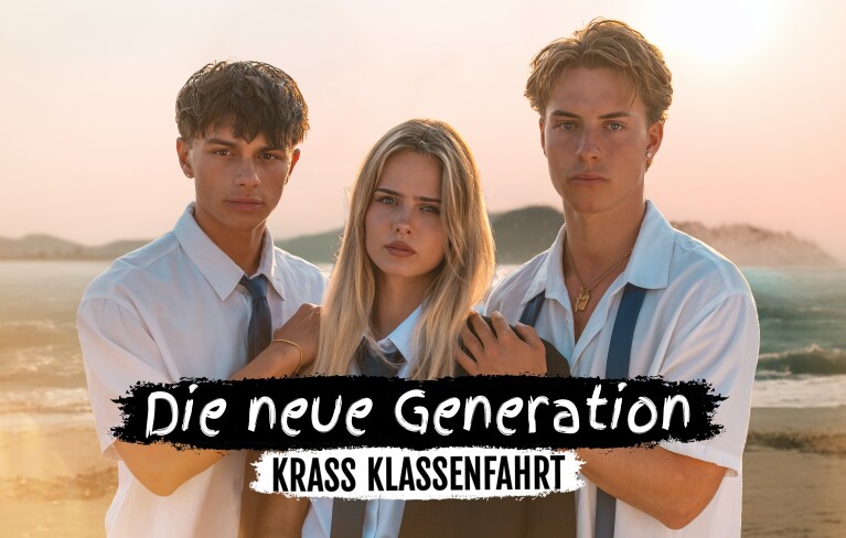 Drei junge Erwachsene posieren bei Sonnenuntergang am Strand, Text „Die neue Generation“ schwebt darüber.