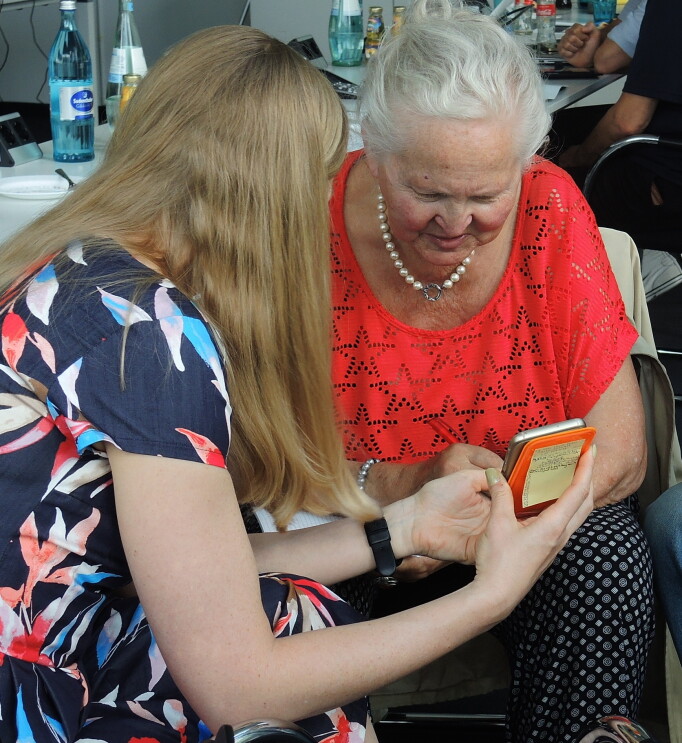 Interessierte Rentner beim Smartphone-Workshop