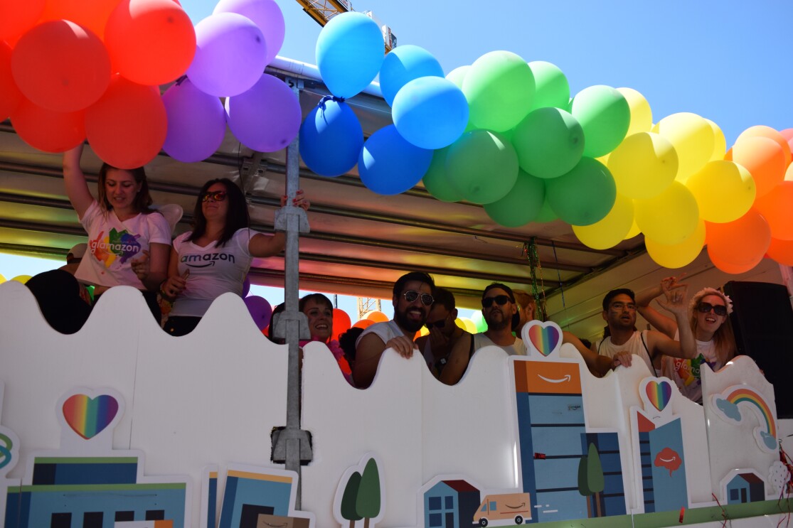 Glamazon-Wagen und Amazon Mitarbeiter auf dem Christopher Street Day in München.