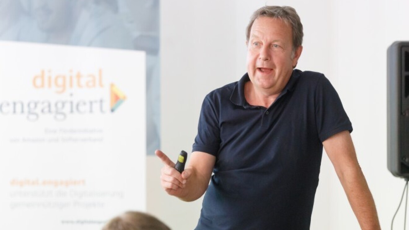 Ralf Kleber spricht auf der Bühne der Auftraktveranstaltung von digital.engagiert