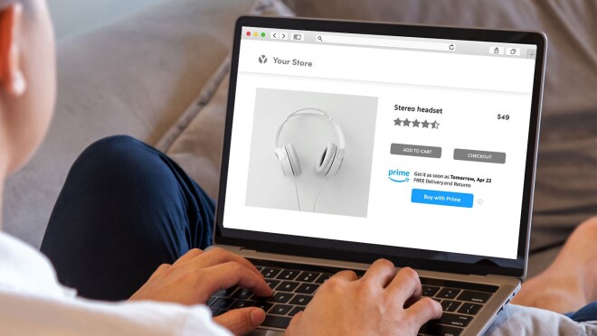 一台笔记本电脑的屏幕上显示有人正在使用亚马逊的新“Prime购买”功能来购买耳机。