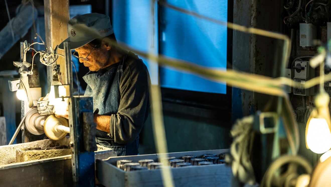 手元にライトを灯し、カット加工の作業をする職人