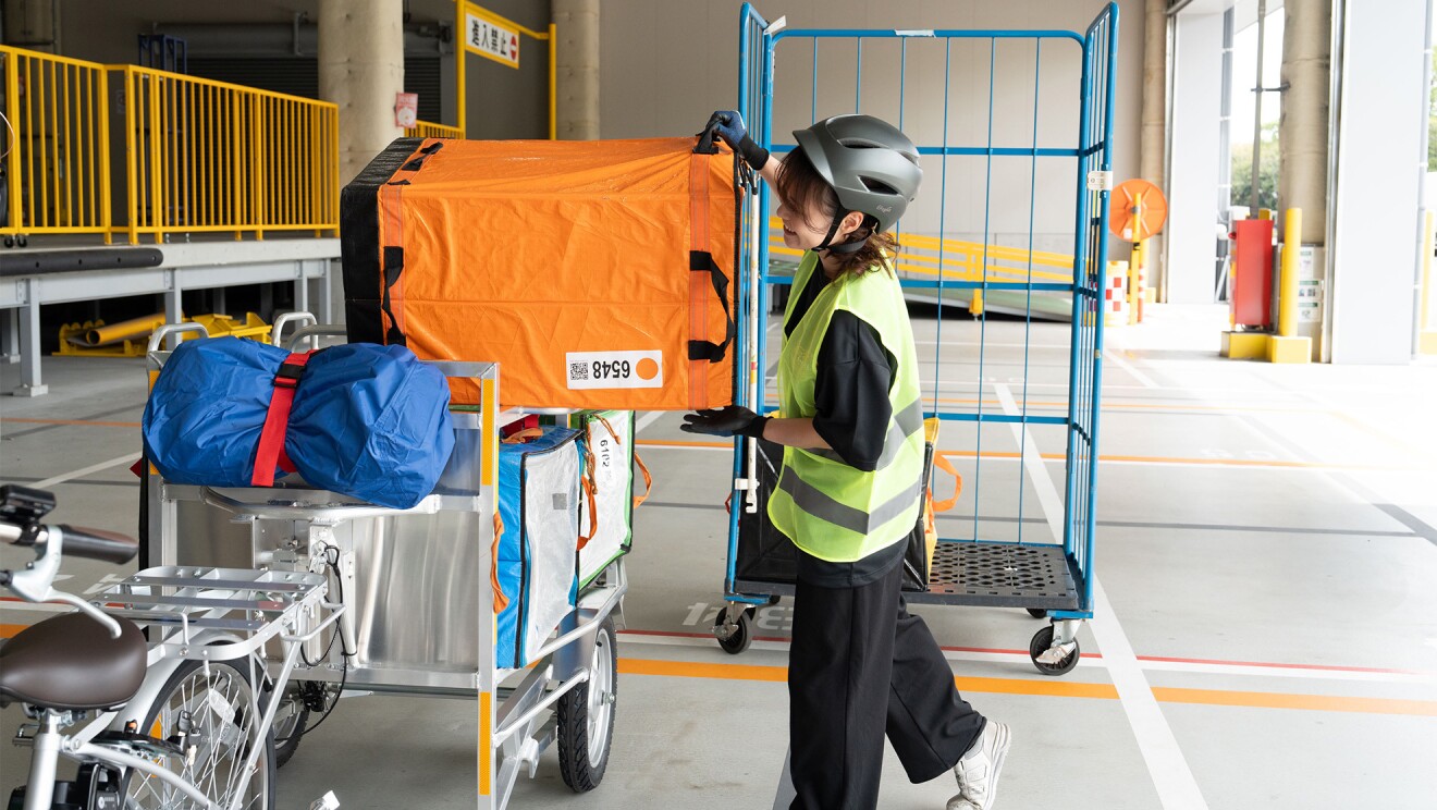 荷台に荷物を積み込む女性