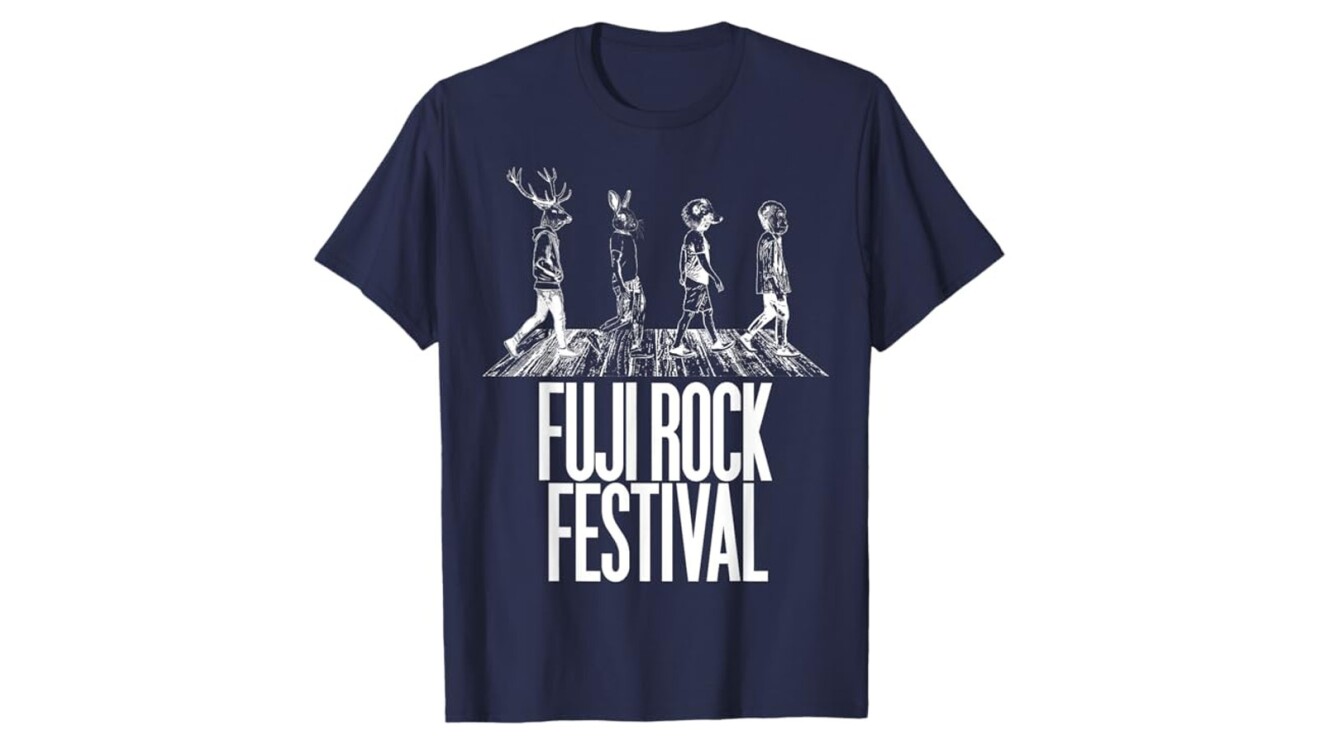 ネイビー色のTシャツには動物の頭のマスクを被って横断歩道を渡っている4人のイラスト。そのイラストの下には白い大文字で「Fuji Rock Festival」と書かれている。