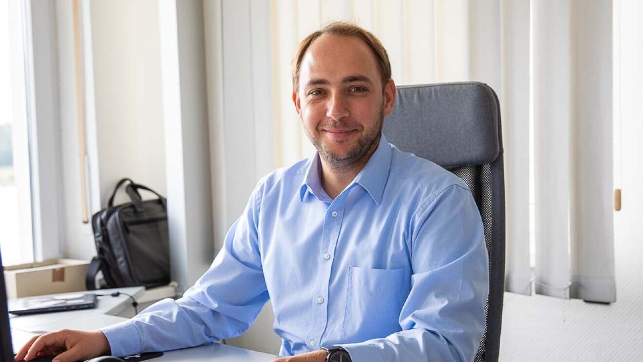 Dr. Stevens an seinem Arbeitsplatz
