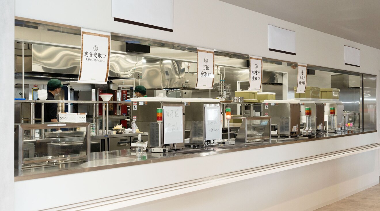 清潔感のある料理の受け渡し場