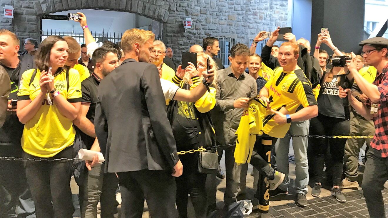 Mitarbeiter bei der Serienpremiere