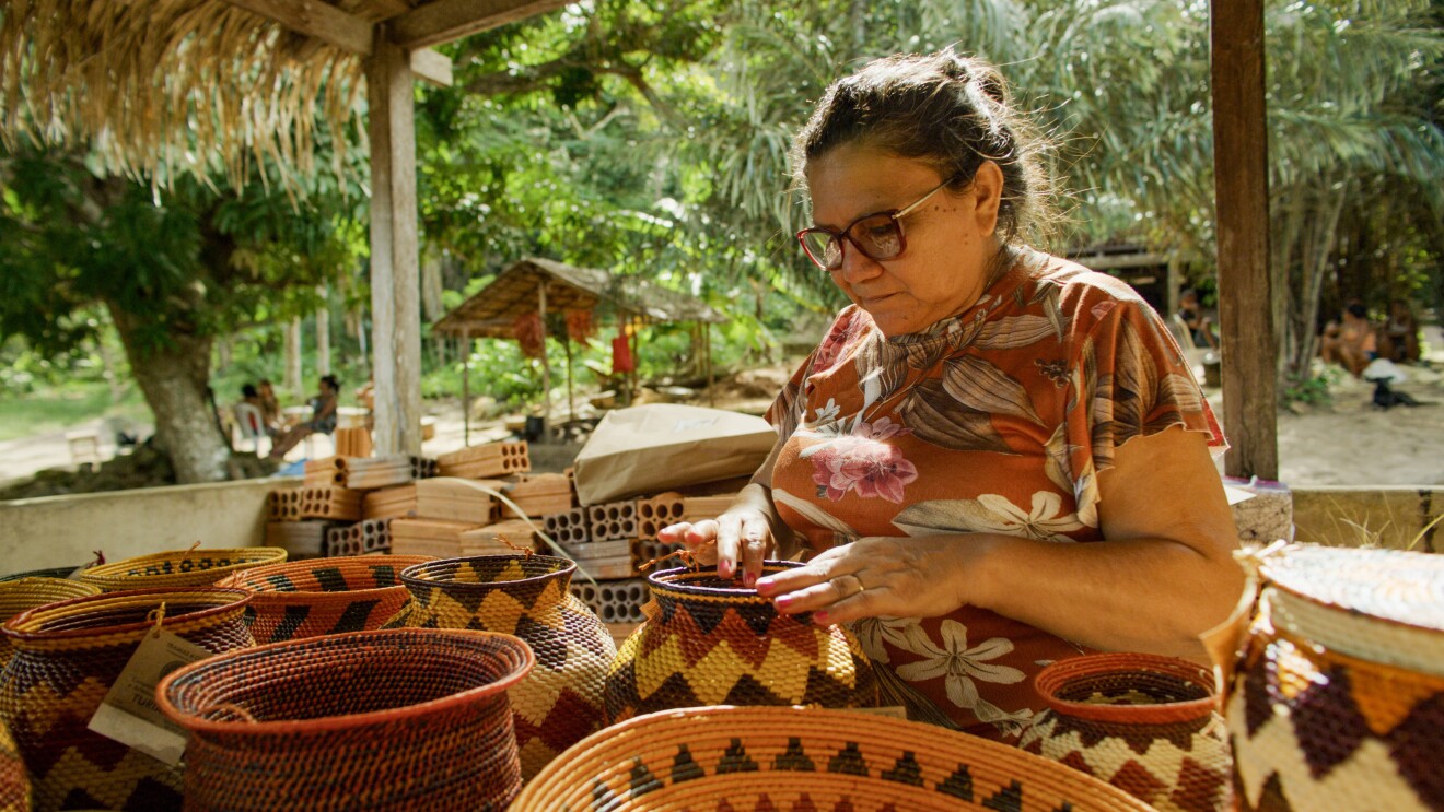 Mujer trabajando mimbre.