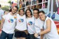 Simone Fortunini, Coia Pons, Eva Ahijado, María García y Susana Torres delante la carroza de glamazon del desfile del Día del orgullo LGTBI. Los cinco lucen la camiseta de glamazon y miran a cámara sonriendo. 