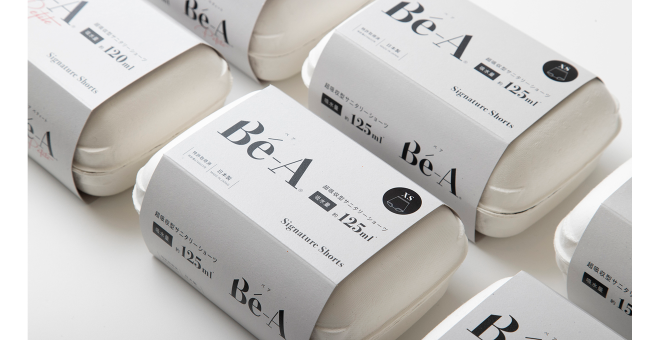 サニタリーショーツのパッケージ写真。白いパッケージにブランド名が大きく印字されている。