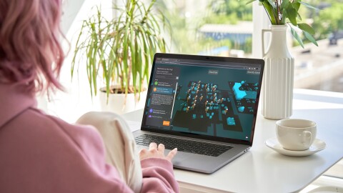 使用笔记本电脑的人。