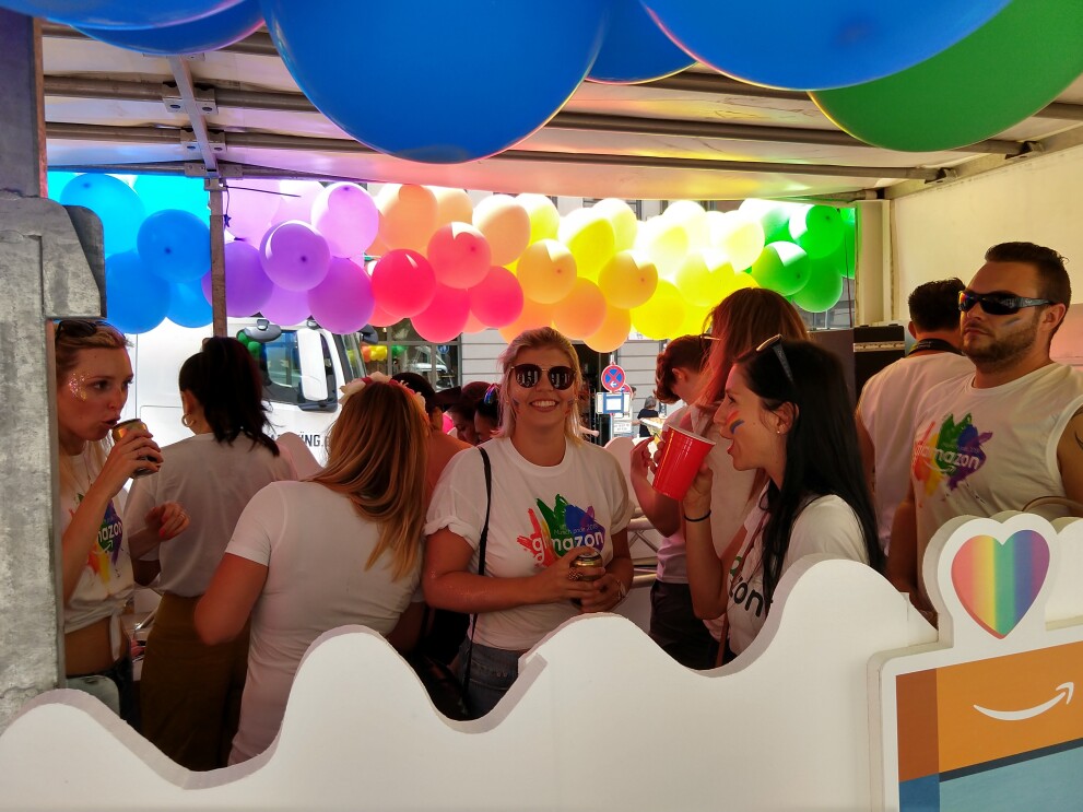 Amazon Mitarbeiter auf dem Glamazon-Wagen auf dem Christopher Street Day in München.