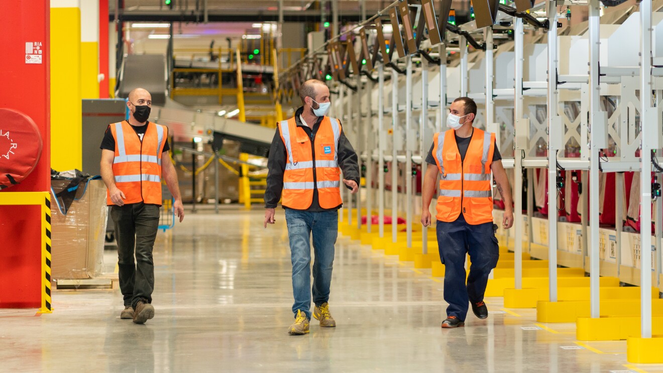 Photos of Amazon France Fulfillment Center associates