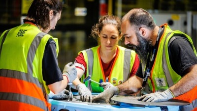 Programa aprendices formación Amazon en un centro logístico.