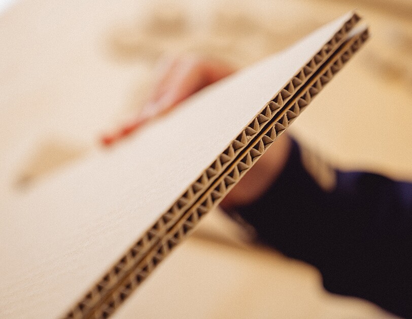 おうち時間に楽しもう。子どもと一緒に簡単ダンボール工作【ホッケーゲーム編】