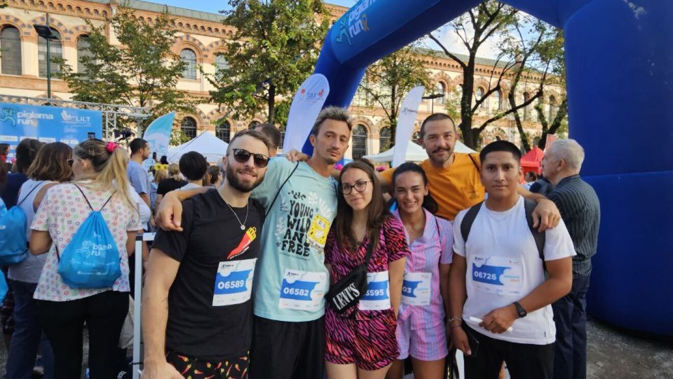 amazon employees doing the Pigiama Run for Goes Gold