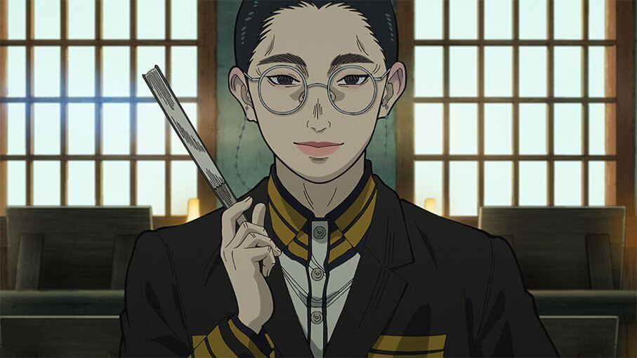 自然光が入る障子戸を背に、丸眼鏡でオールバックのアニメキャラクター。閉じた扇子を右手に持ち、軍服のような濃い色の上着を着用。