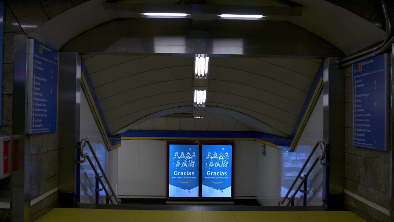 La campaña de Amazon ha durado del 13 al  19 de diciembre. La campaña de agradecimiento también incluye a todos los trabajadores de Amazon en España. Aparece dos mupis con fondo azul y la palabra gracias en blanco. Debajo de la palabra gracias hay la sonrisa naranja de Amazon. Es la entrada de una estación de metro pero solo de ven las escaleras con barandillas para acceder al andén. A cada lado de las escaleras está el plano de las estaciones de la línea amarilla, la número 3 del metro de Madrid.  