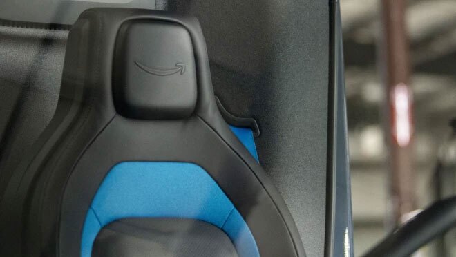 Amazon、初のカスタム電気配送車を公開