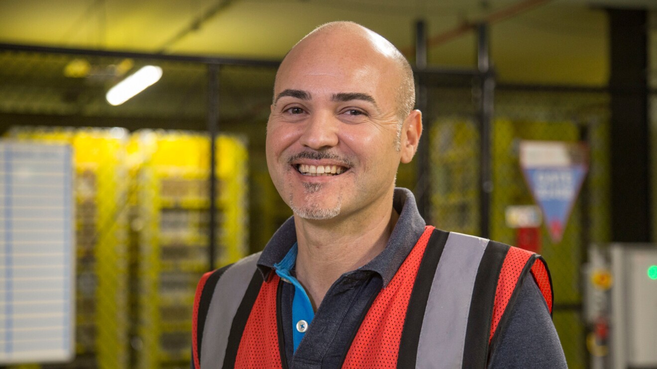 Foto del sorriso di Salvatore Cirillo, RME Technician presso il Centro di Distribuzione Amazon di Passo Corese