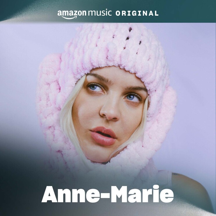 Portada del disco Ana María.  Presenta un retrato de ella con un gorro de punto rosa claro.  Ella mira hacia otro lado, hacia arriba y hacia la derecha.  Hay un fondo violeta suave detrás de ella.