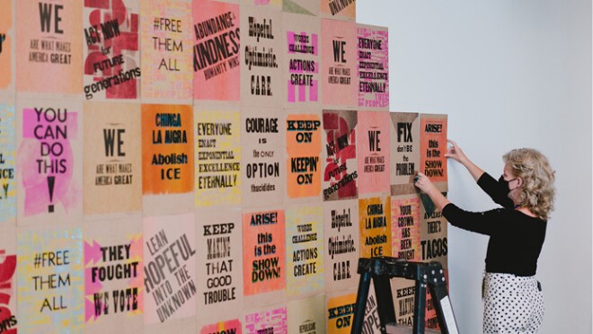 来自“驻馆艺术家”项目的艺术家在各自的艺术作品中工作。