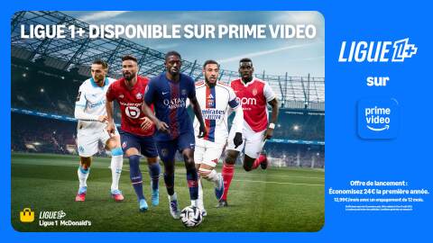 Joueurs de football de la Ligue 1 issus de différentes équipes courant avec le ballon sur le terrain