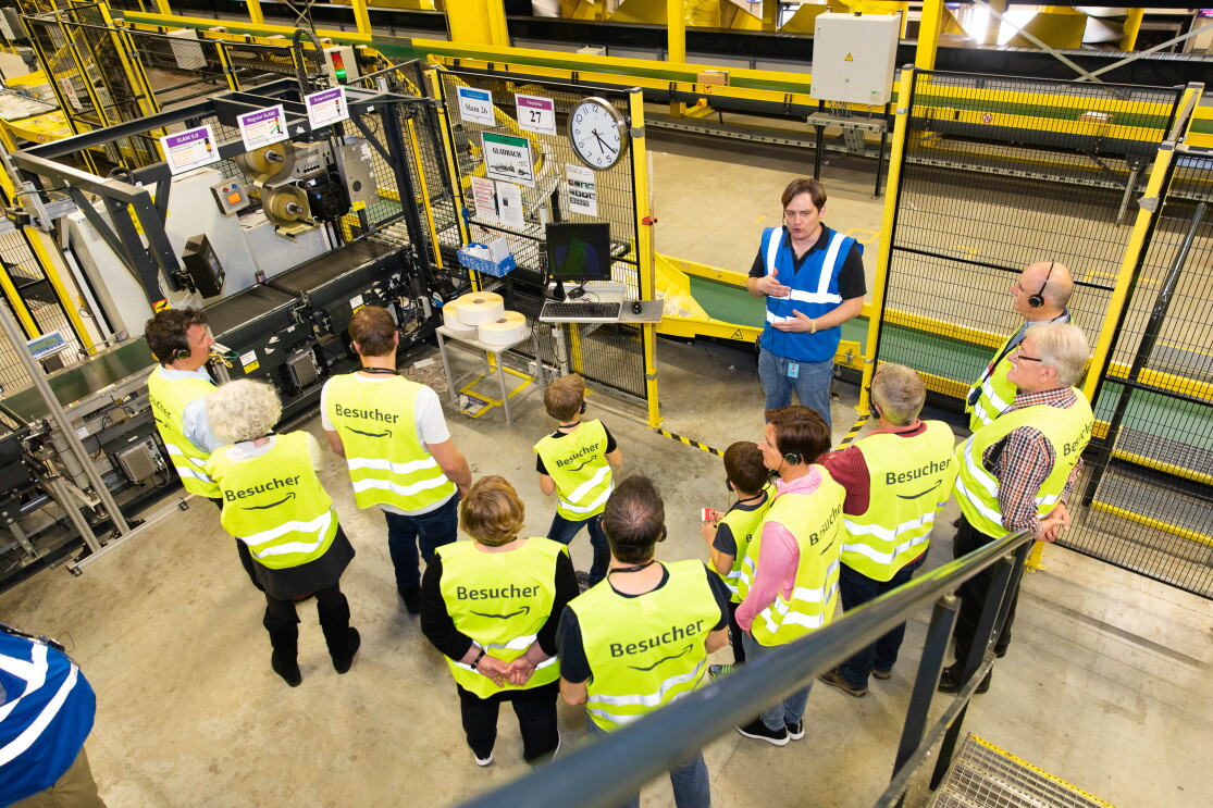 Tourguide Ulrich erklärt den Besuchern, wie die Abläufe im Logistikzentrum funktionieren.