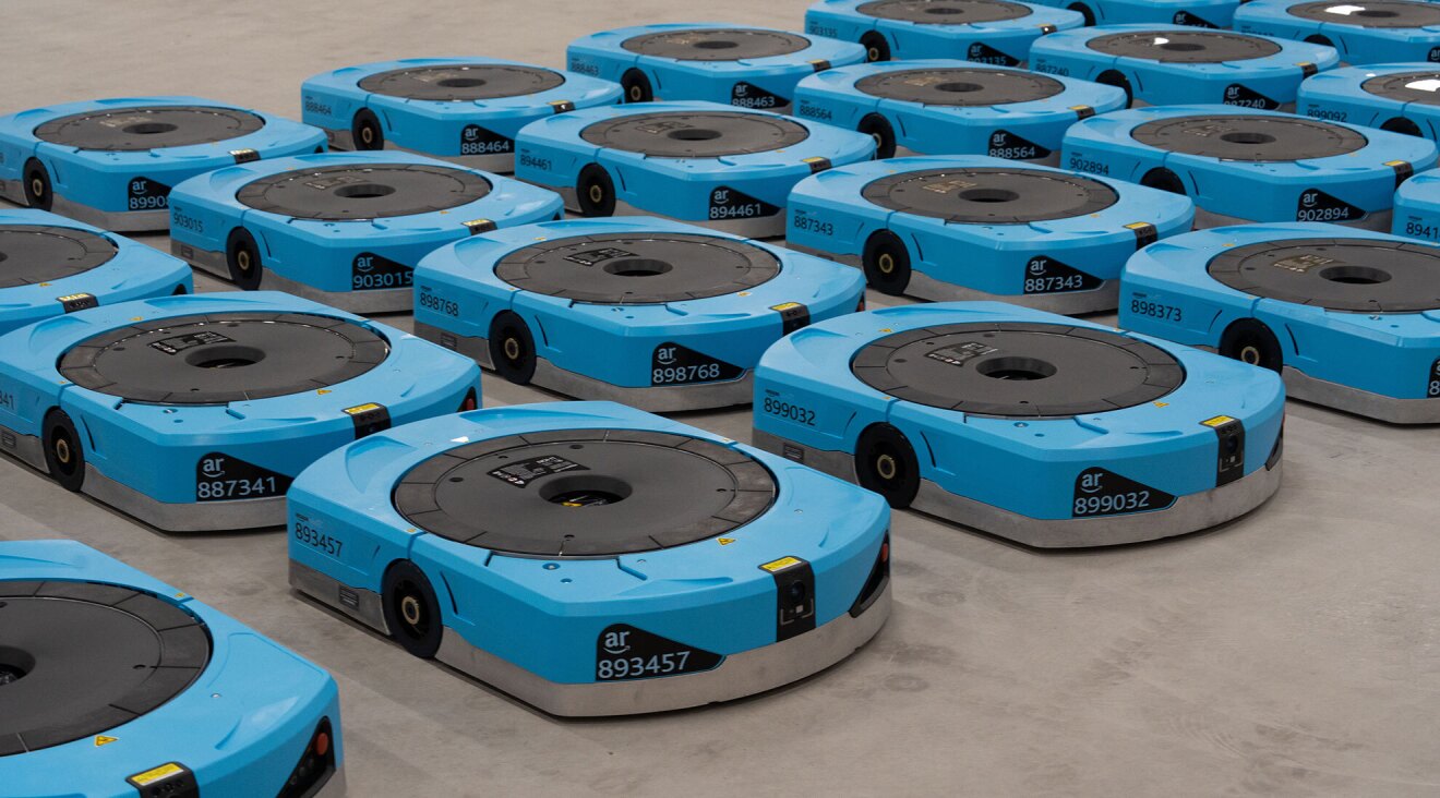 青い平たい長方形のロボットが並んでいる。左右に1つずつ車輪がついている