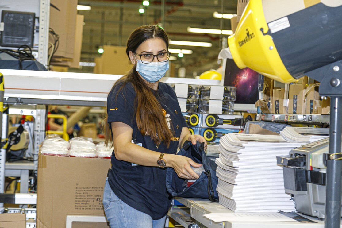 Amazon Mitarbeiterin beim Packen