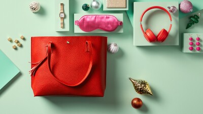 一张以浅绿色为背景的各种物品的图片,包括钱包、耳机、手表、耳环和节日装饰品。