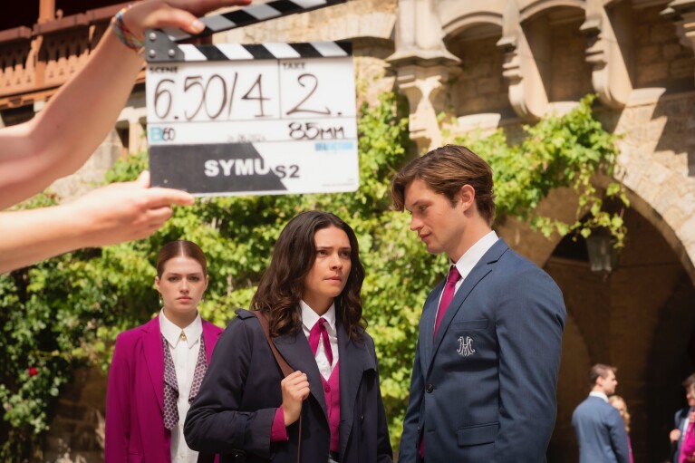 Zwei Hauptdarsteller der Serie "Maxton Hall - Die Welt zwischen uns" bei den Dreharbeiten in Schuluniform.