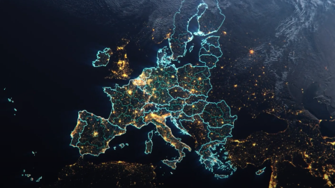 Imagen de Euroopa como si fuera tomada desde un satélite. ´Los países que forman parte del Mercado Único Europeo tienen las fronteras marcadas en azul y el resto de los países tienen luces como si fuera una foto reflejando la contaminación lumínica de noche.