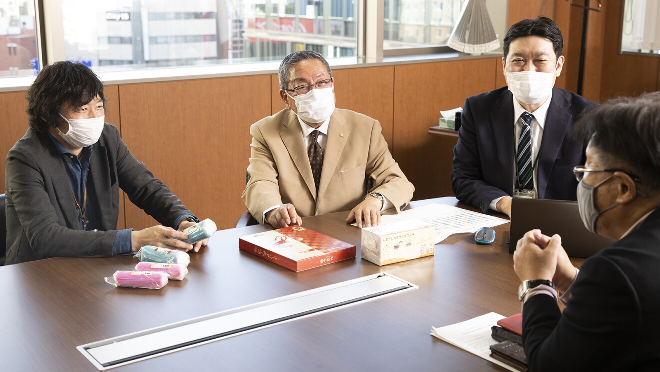 数人で会議を行う人たち中央に笠さん