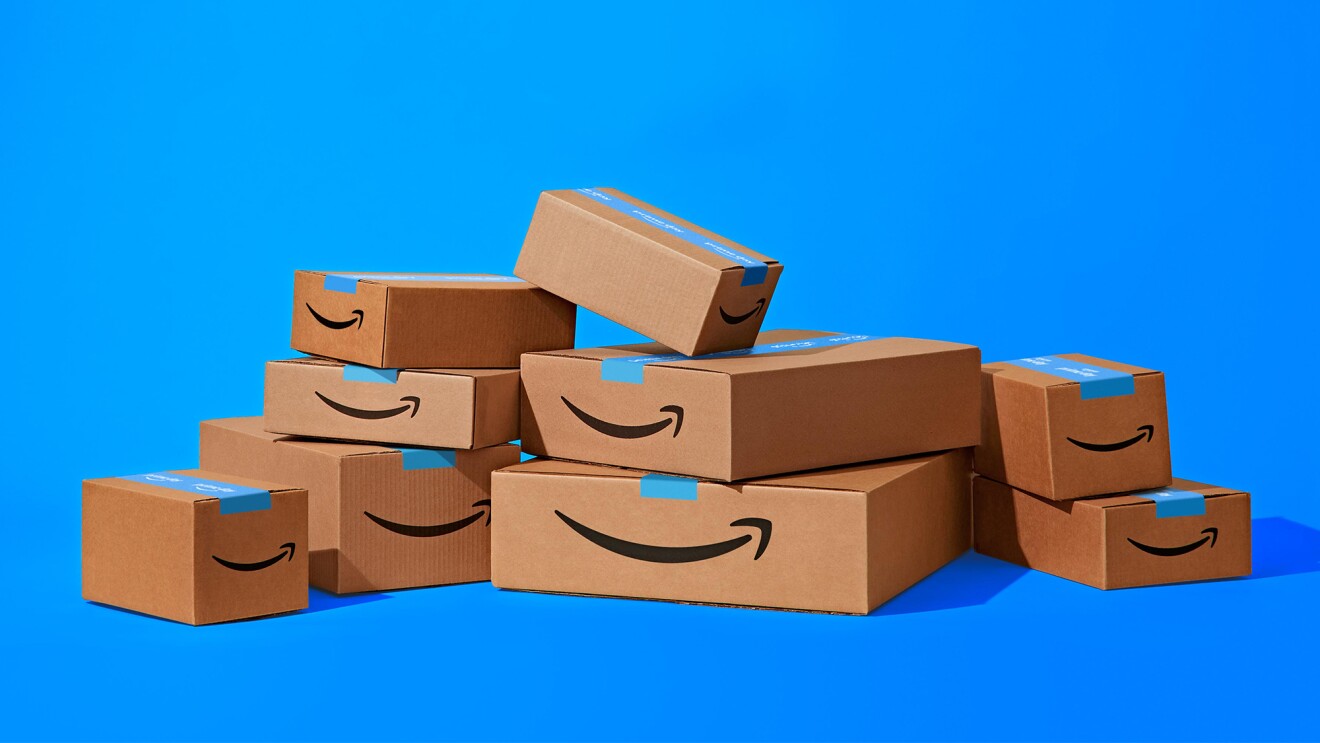 Cajas de Amazon sobre un fondo azul