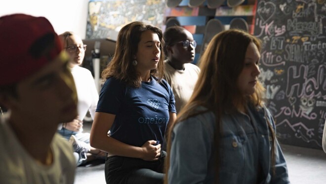 高中生在使用新的Alexa技能“保持冷静”时练习正念冥想