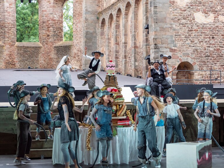 Festspielstück „Lenas Geheimnis“, tanzende Kinder